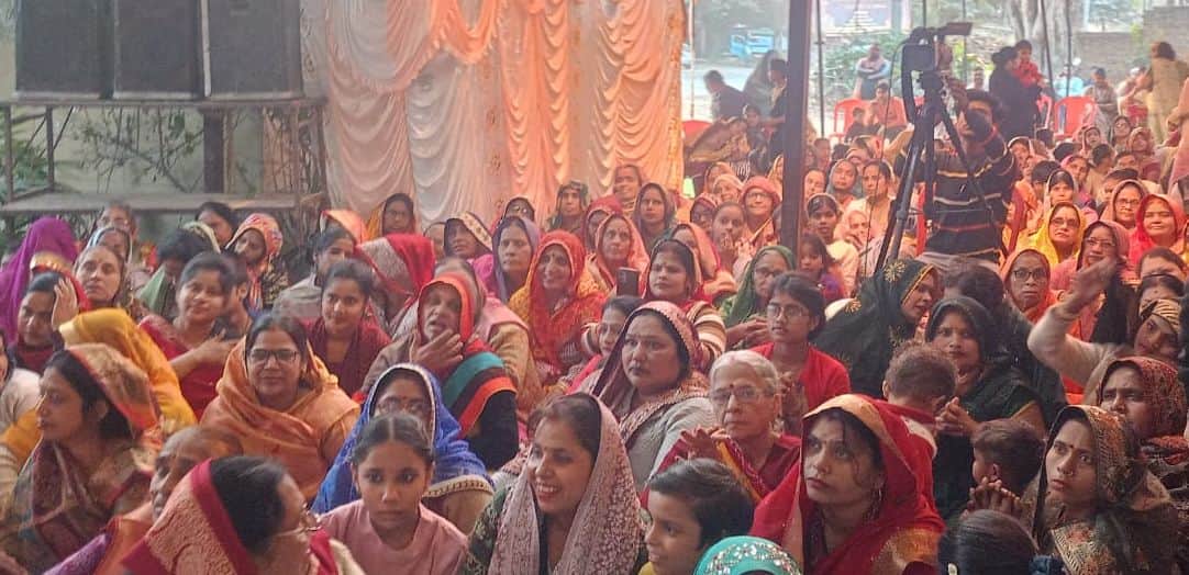 फोटो21सोरोंजी में भागवत कथा में उपस्थित श्रोतागण।संवाद