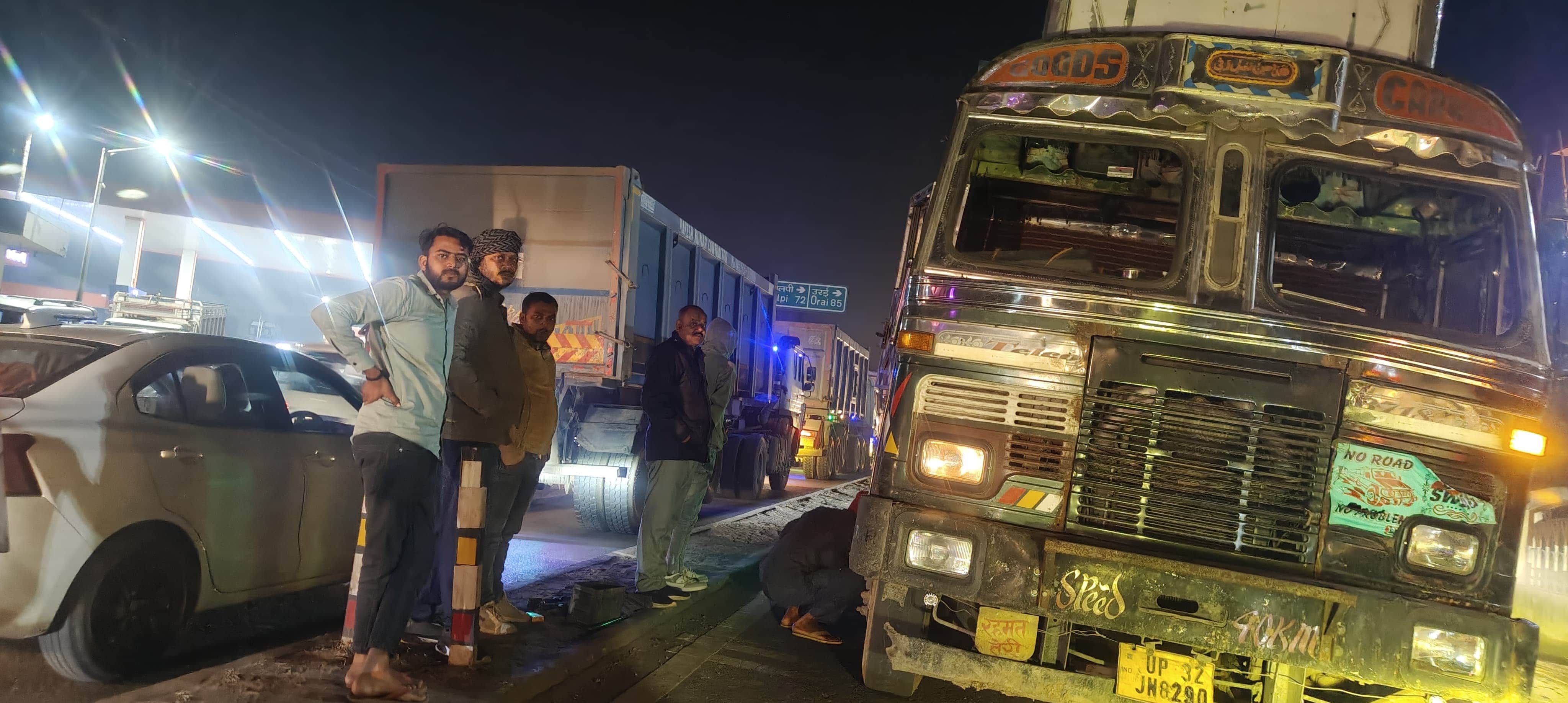 फोटो24 एचएएमपी 39- कानपुर-सागर हाईवे पर लक्ष्मीबाई तिराहे के पास लगा जाम। संवाद