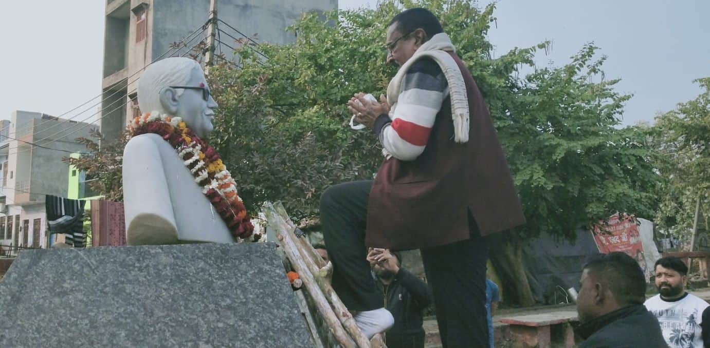 फोटो35आवास विकास पार्क में पूर्व मुख्यमंत्री कर्पूरी ठाकुर की जयंती पर उनकी प्रतिमा पर माल्