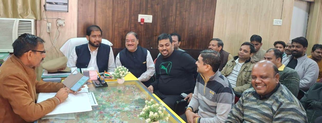 फोटो43सदर कोतवाली में प्रभारी निरीक्षक से वार्ता करते सराफा कारोबारी। संवाद