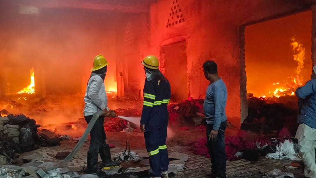 A fire broke out at the Nivar factory due to a short circuit, and it has not been brought under control even after 12 hours.