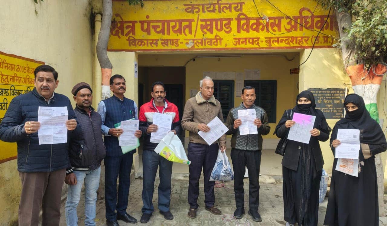 गुलावठी ब्लॉक में बीडीओ के समय पर नहीं पहुंचने पर इंतजार करते मतदाता। संवाद