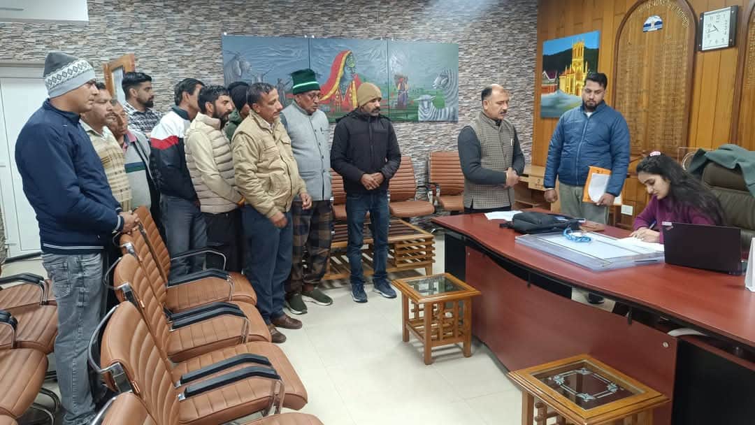 ग्राम पंचायत झनियारा के ग्रामीण उपायुक्त को मुक्तिधाम के निर्माण के लिए मांग पत्र सौंपते हुए। स