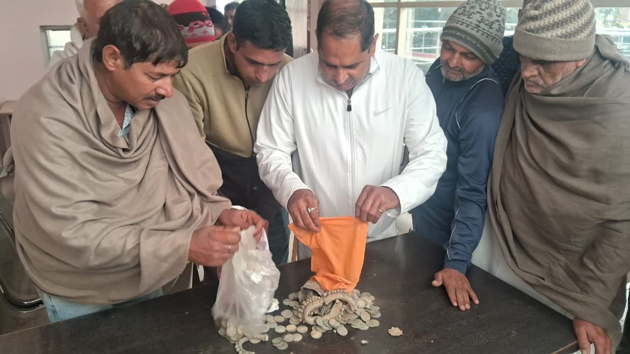 Villagers arrived at the (Sub-Divisional Magistrate) office with 6.25 kg of silver jewelry and coins and submitted a written complaint.