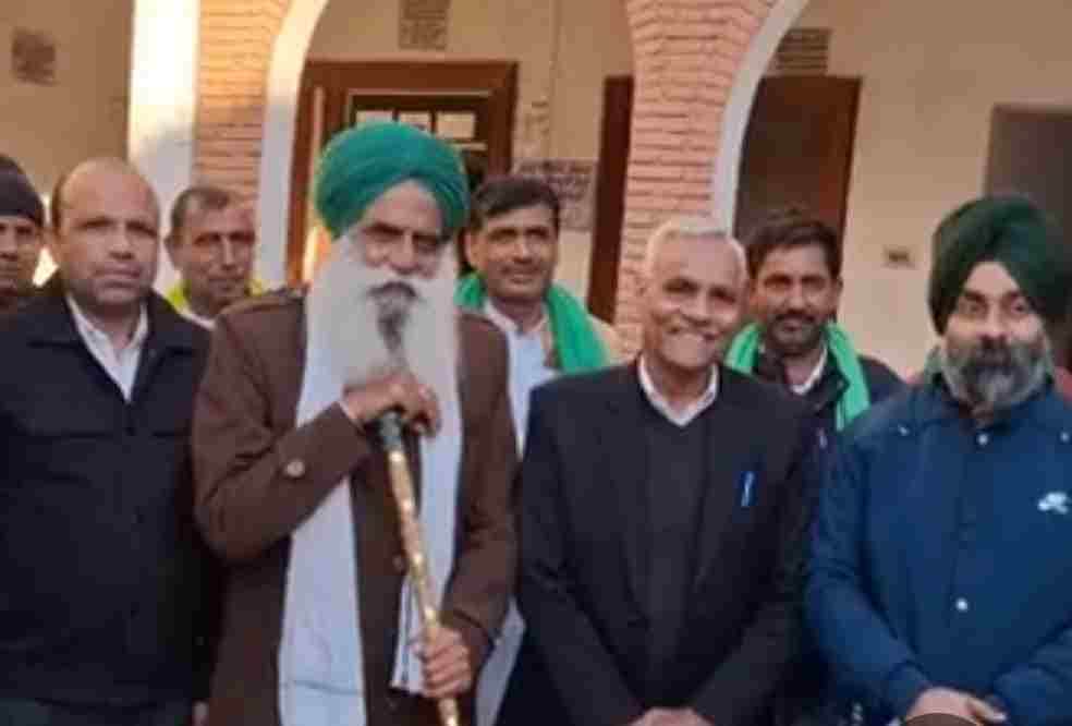 हिसार। जाट धर्मशाला में पहुंचे किसान नेता जगजीत सिंह डल्लेवाल। साथ में अन्य लोग। वीडियो ग्रैब