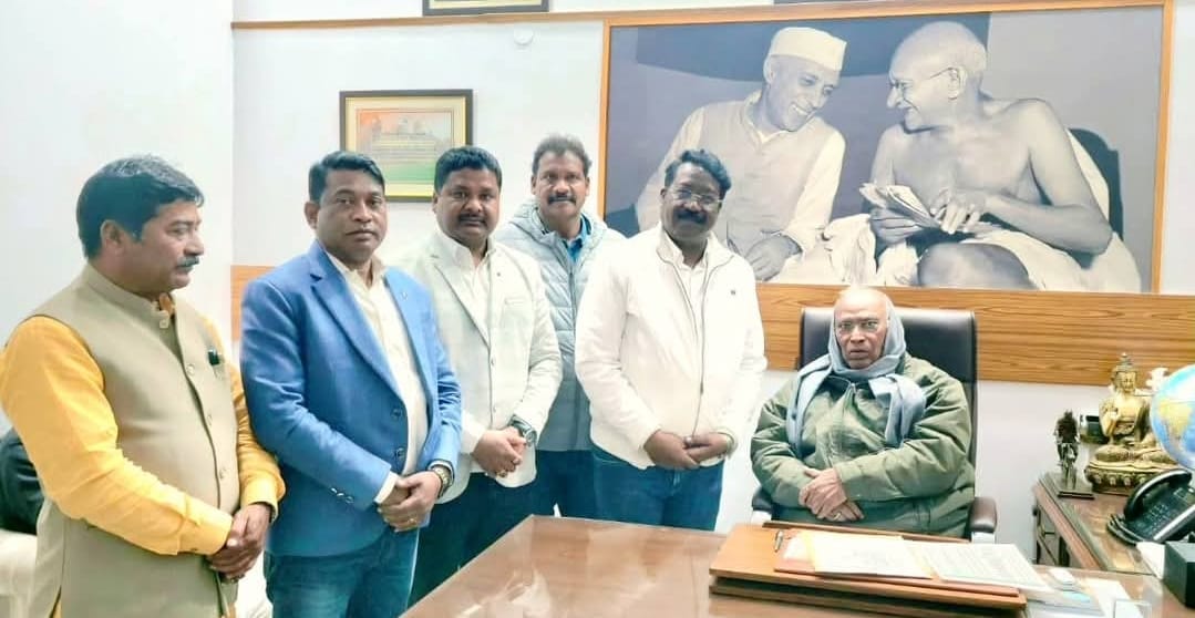 झारखंड कांग्रेस के पांचों विधायक दिल्ली में कांग्रेस अध्यक्ष से मुलाकात करते हुए