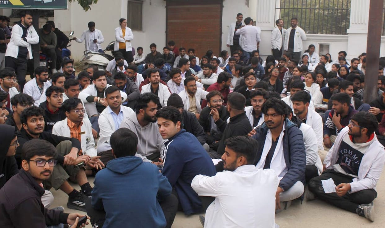 Intern doctor beaten up for complaining about bad hostel food, chaos erupts at medical college