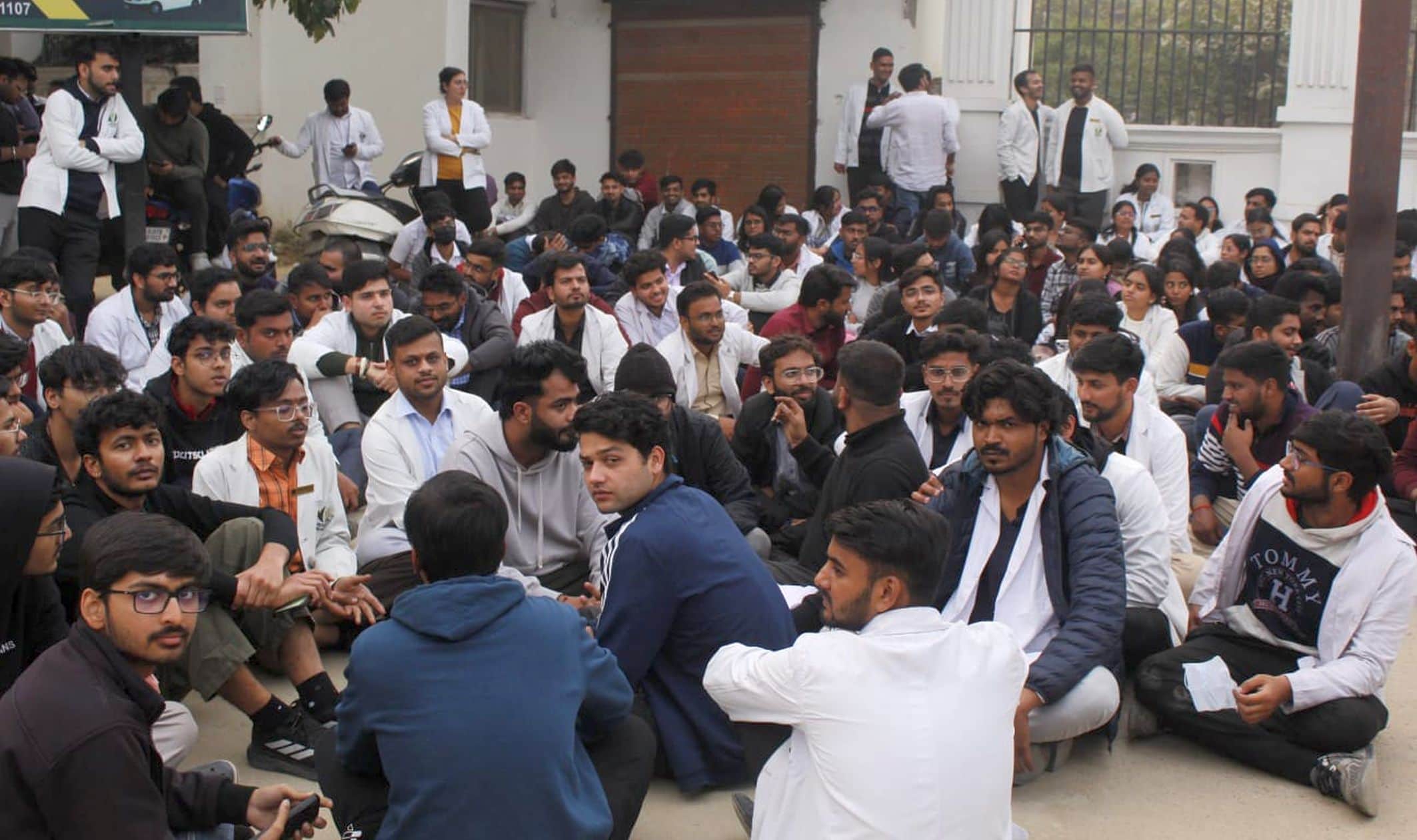 केएनएस मेडिकल कॉलेज  में वार्डन द्वारा छात्र की पिटाई करने के बाद गेट के बााहर धरना देते  हॉस्ट