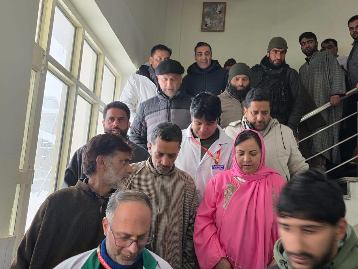 Minister Ittu reached the hospital to inquire about the condition of the injured students.
