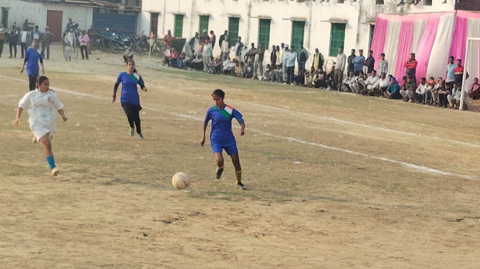 केराकत के नार्मल मैदान में आयोजित फुटबॉल प्रतियोगिता में झारखण्ड ने बिहार को 1-0 से हराकर सेमीफ