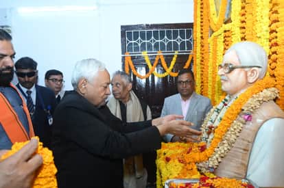 Chief Minister Nitish Kumar offering garland at Karpoori Thakur statue