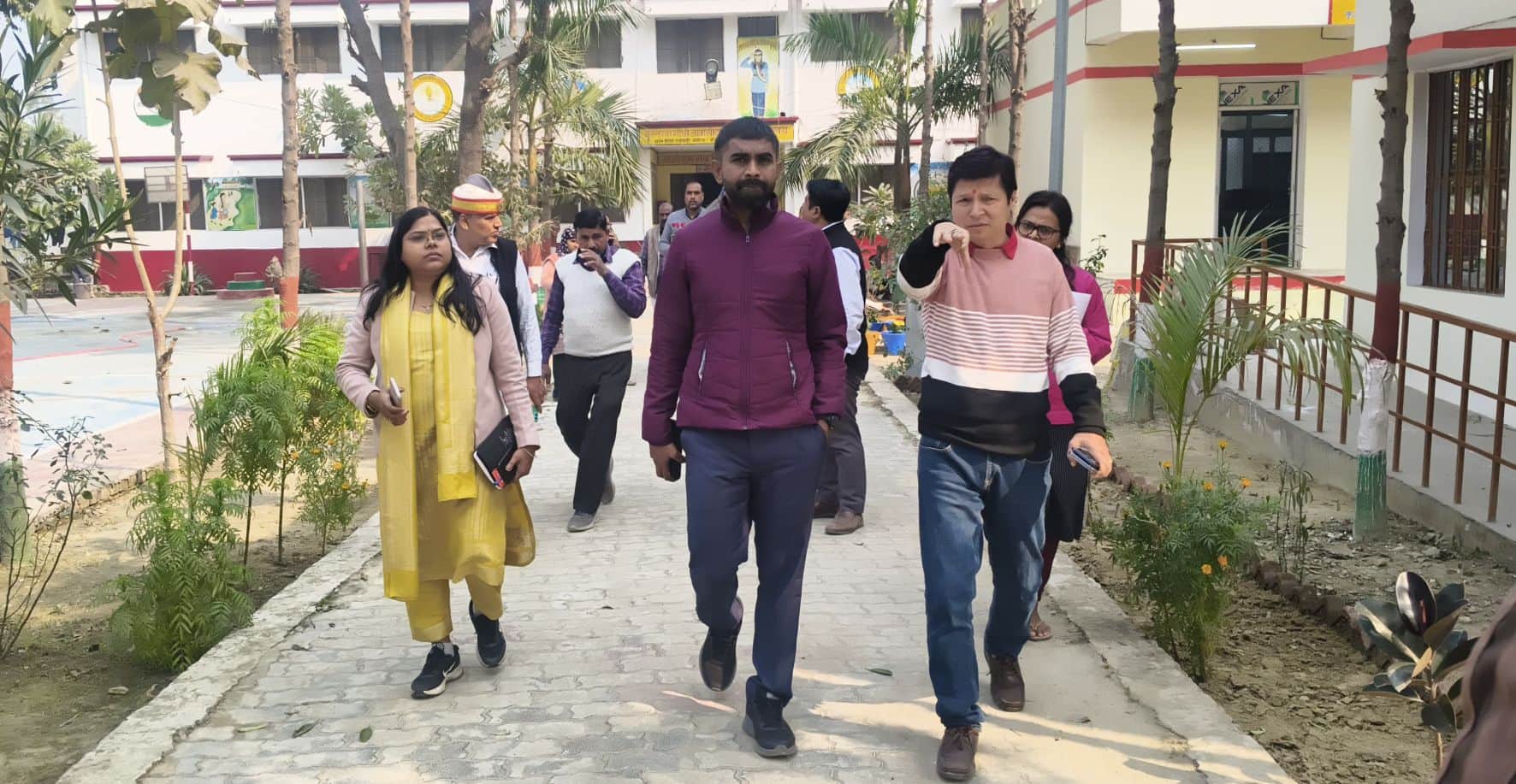 कस्तूरबा गांधी बालिका आवासीय विद्यालय का निरीक्षण करते सीडीओ।