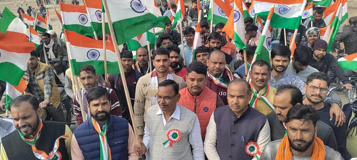 कांट में बजरंग दल कार्यकर्ताओं की ओर से निकाली गई तिरंगा यात्रा में शामिल लोग। संवाद