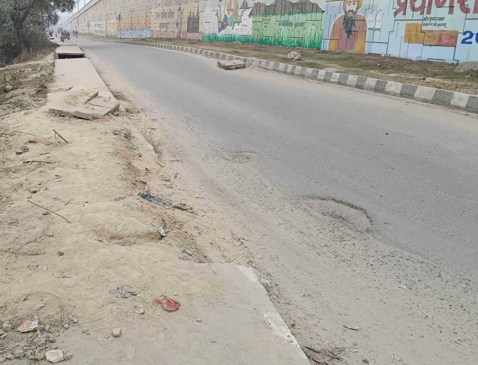 लखनऊ-वाराणसी हाईवे पर पयागीपुर चौराहे के पास पाटी गई नाली। 