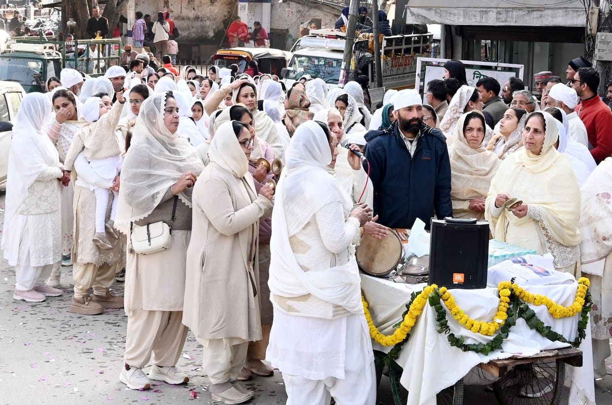 Gatka party performed amazing stunts in Nagar Kirtan