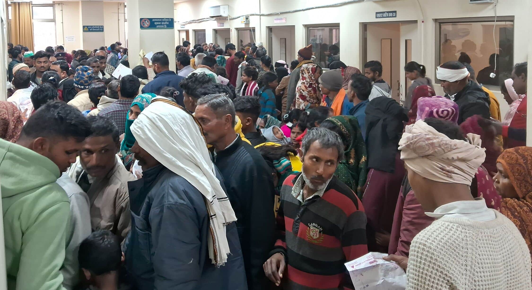 मेडिकल काॅलेज की ओपीडी में लगी मरीजों व तीमारदारों की भीड़।