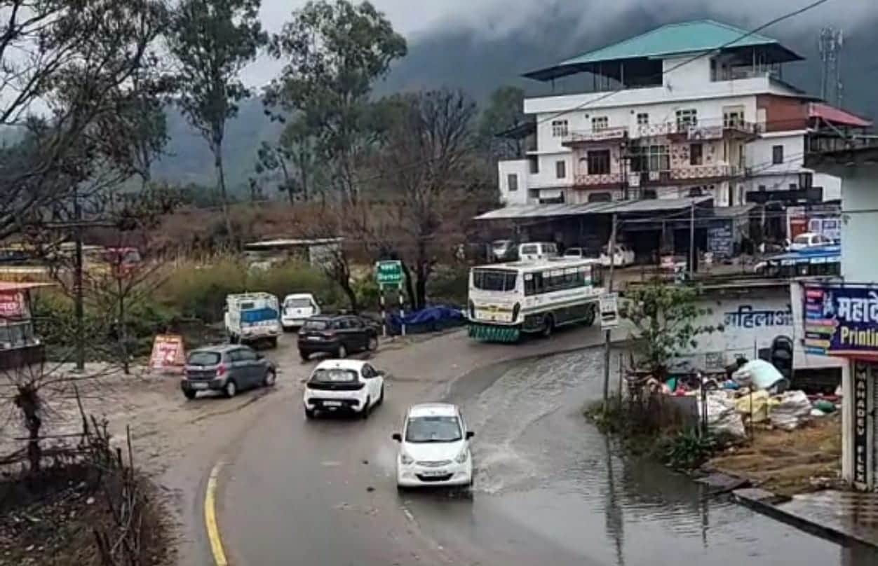 मैहरे बड़सर सड़क पर निकासी न होने के कारण सड़क पर जमा पानी। संवाद