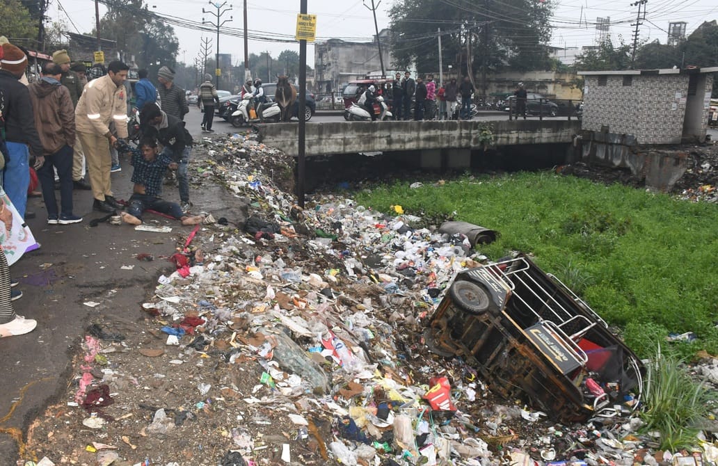 E-rickshaw falls into drain due to lack of protective wall, driver dies