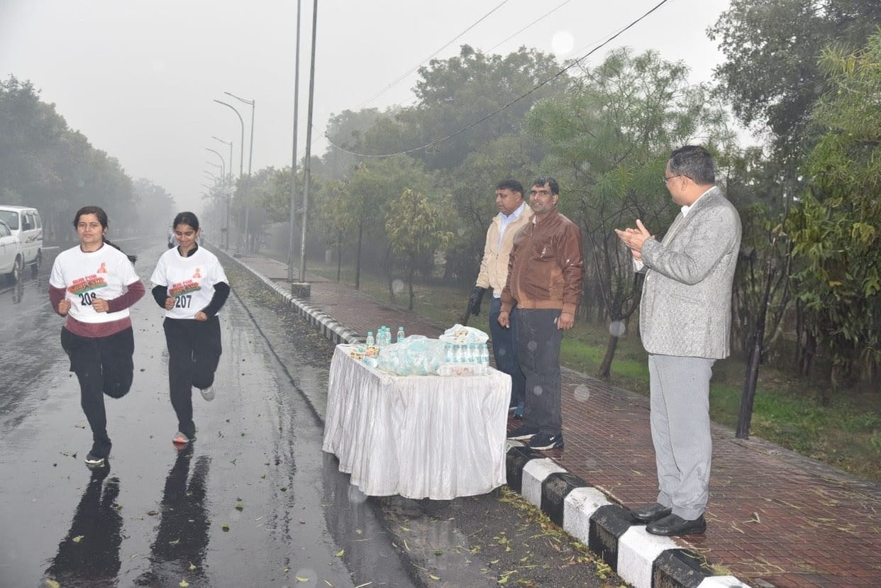 Amidst the rain showers, the flames of patriotism blazed as students ran in the 'Run for Swadeshi' event.