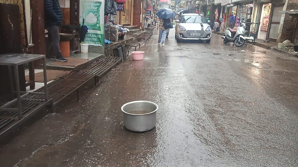 Rainwater falling directly from the roof onto the road, no action taken