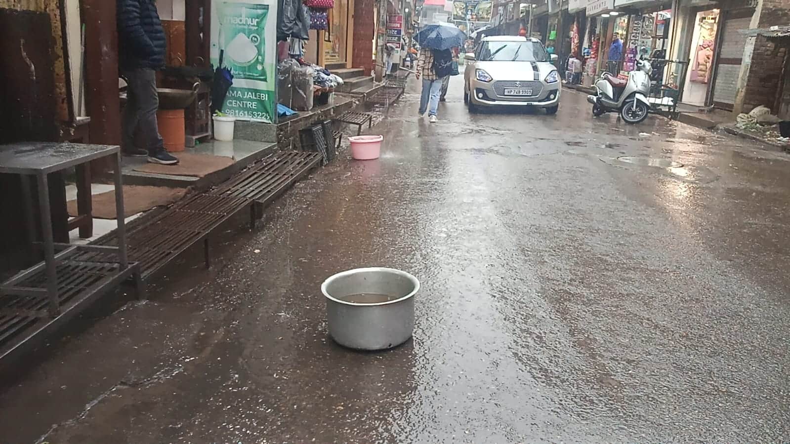 नगर निगम हमीरपुर के तहत मुख्य बाजार में भवन की छत से सड़क पर गिर रहे पानी को रोकने के लिए रखे ग