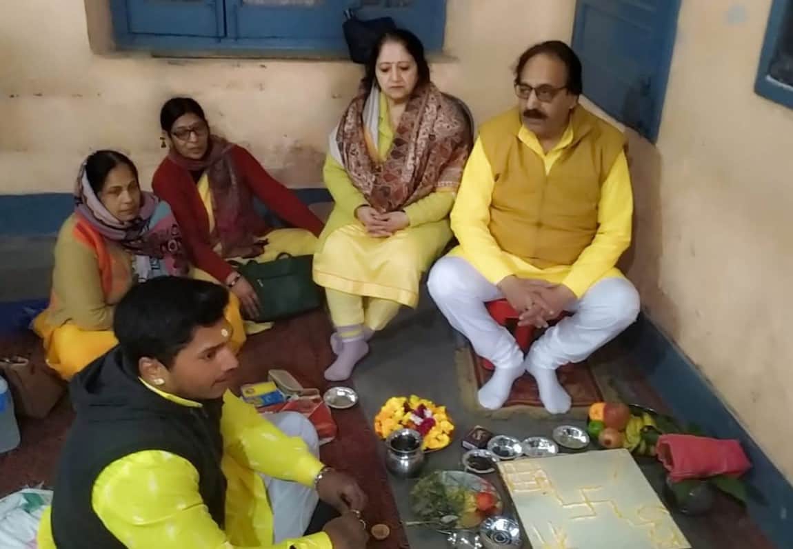 नजीबाबाद के बाल सदन स्कूल में वसंत पंचमी पूजन करते शिक्षक। स्रोत-स्कूल