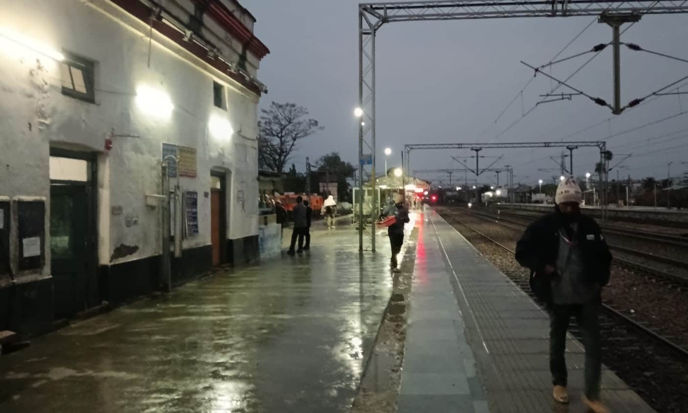 नजीबाबाद में टीनशेड उतारने के बाद सूना पड़ा प्लेटफार्म-एक।संवाद