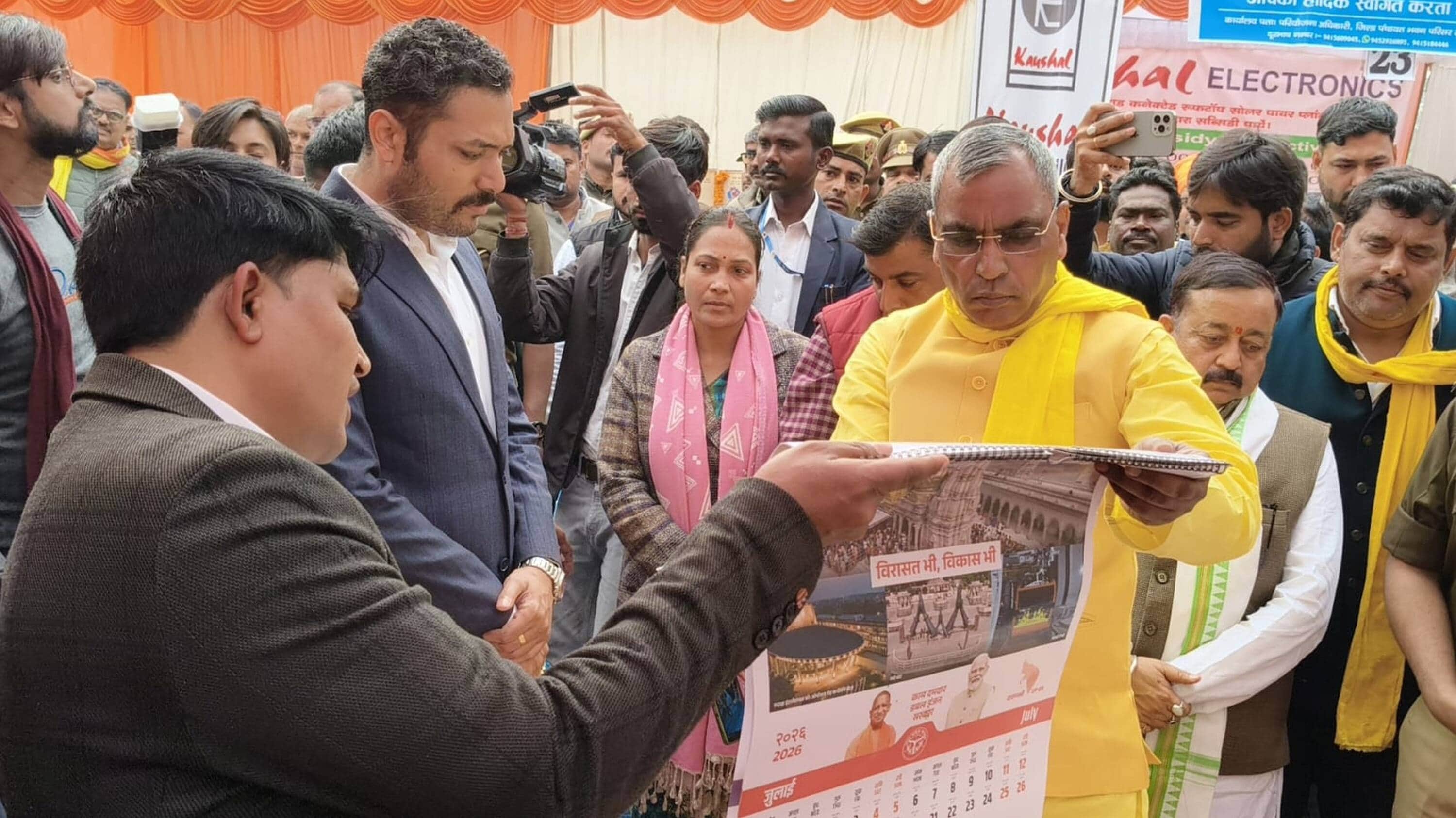 पंडित राम नरेश त्रिपाठी सभागार में स्टॉल का निरीक्षण करते प्रभारी मंत्री। 