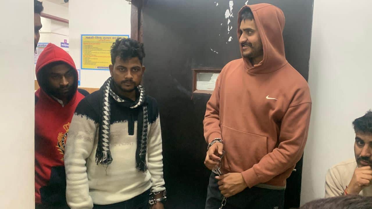 पुलिस  की गिरफ्त में आरोपी