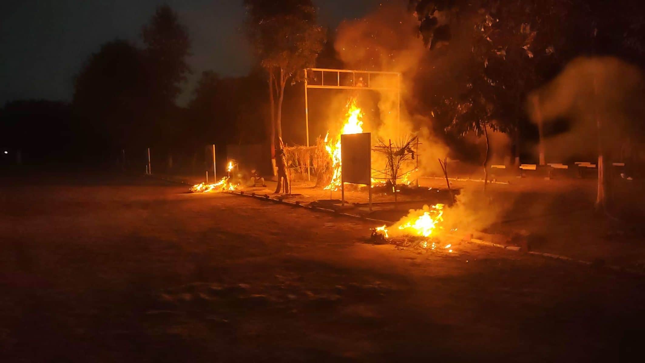  पुलिस लाइन ग्राउंड में हवाई हमले के दौरान लगी आग ।