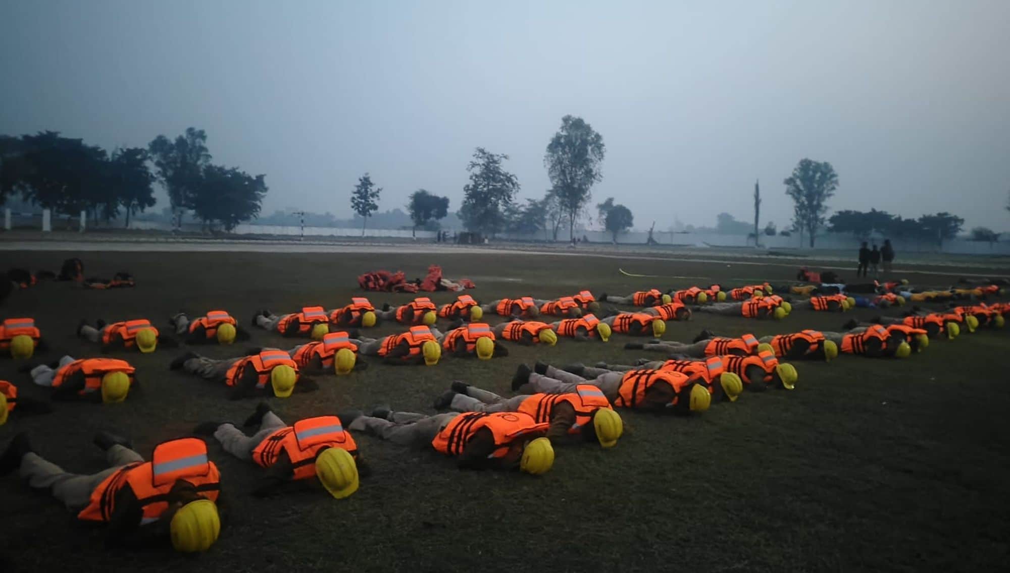  पुलिस लाइन में ब्लैकआउट मॉकड्रिल के दौरान जमीन पर लेटे होमगार्ड जवान। संवाद