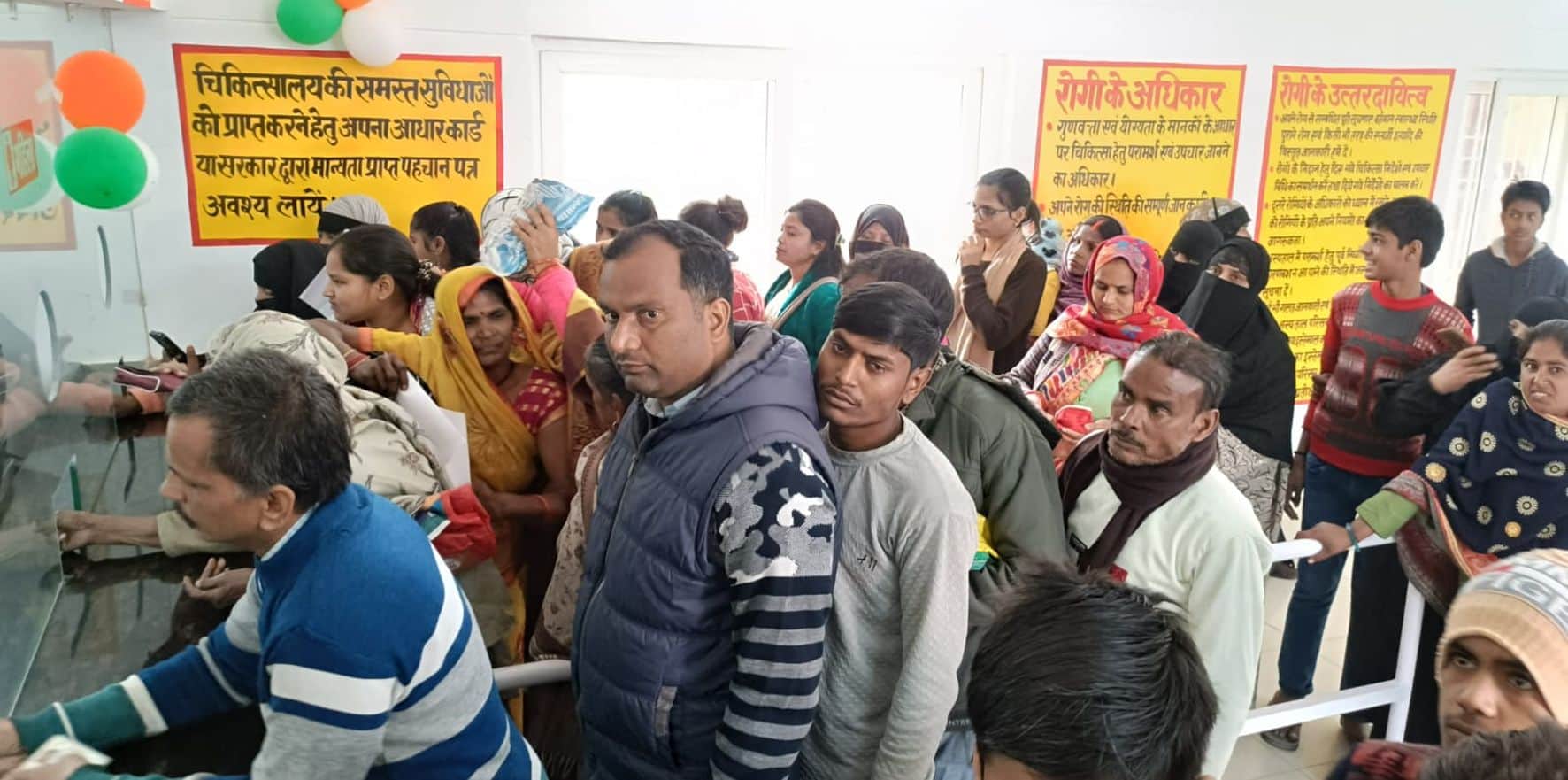 परचा बनवाने के लिए लाइन में खड़े मरीज।
