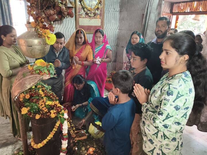 On Vasant Panchami, worship the Veena player and seek the light of knowledge.