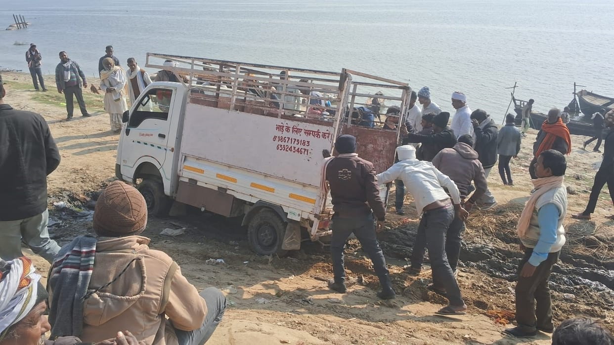 The passengers' vehicle stuck on the bank of Rampur Ghat