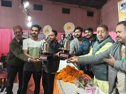 रुद्रपुर में आयोजित राज्य स्तरीय बैडमिंटन प्रतियोगिता में विजेता टीम को ट्रॉफी प्रदान करते एसडी
