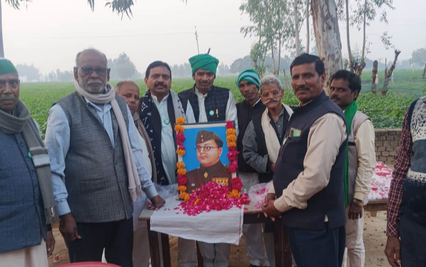 सुभाष चंद्र बोस को नमन करते किसान नेता।