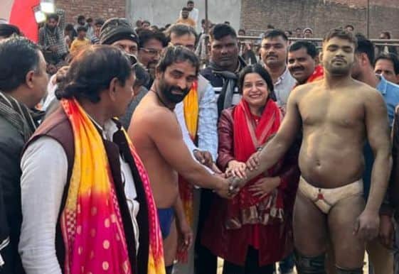 सहावर में आयोजित कुश्ती-दंगल में पहलवानों के हाथ मिलवाकर कुश्ती शुरू करातीं चेयरमैन नाशी खान।स