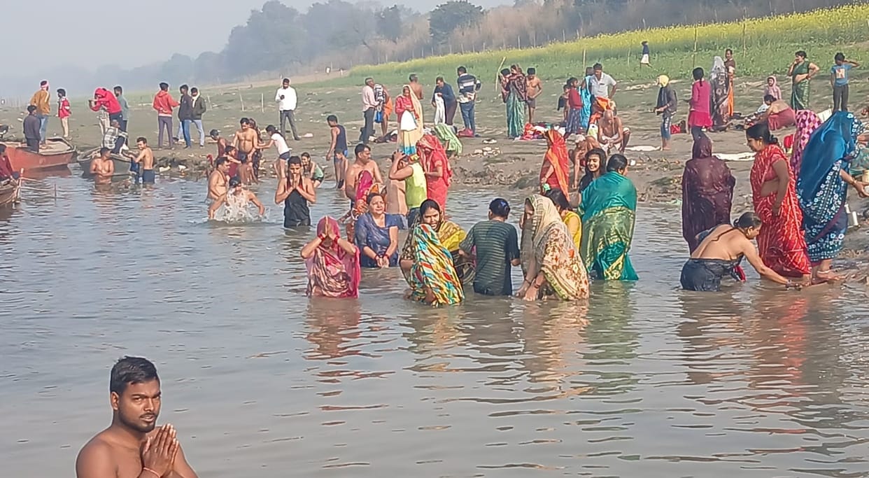 Vasant Panchami: Devotees took a holy dip in the Ganga