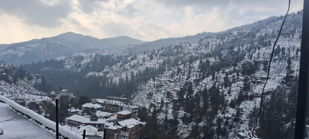 Snowfall leaves people stranded in their homes and villages, 128 roads blocked