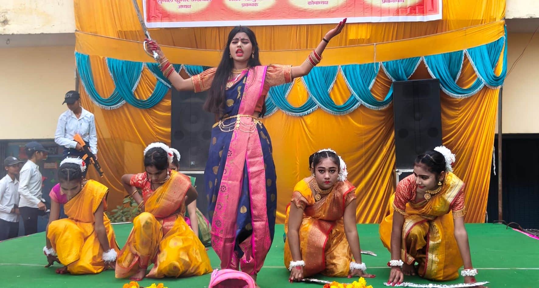 सरस्वती शिशु मंदिर इंटर कॉलेज में सांस्कृतिक कार्यक्रम की प्रस्तुति देती छात्राएं। 