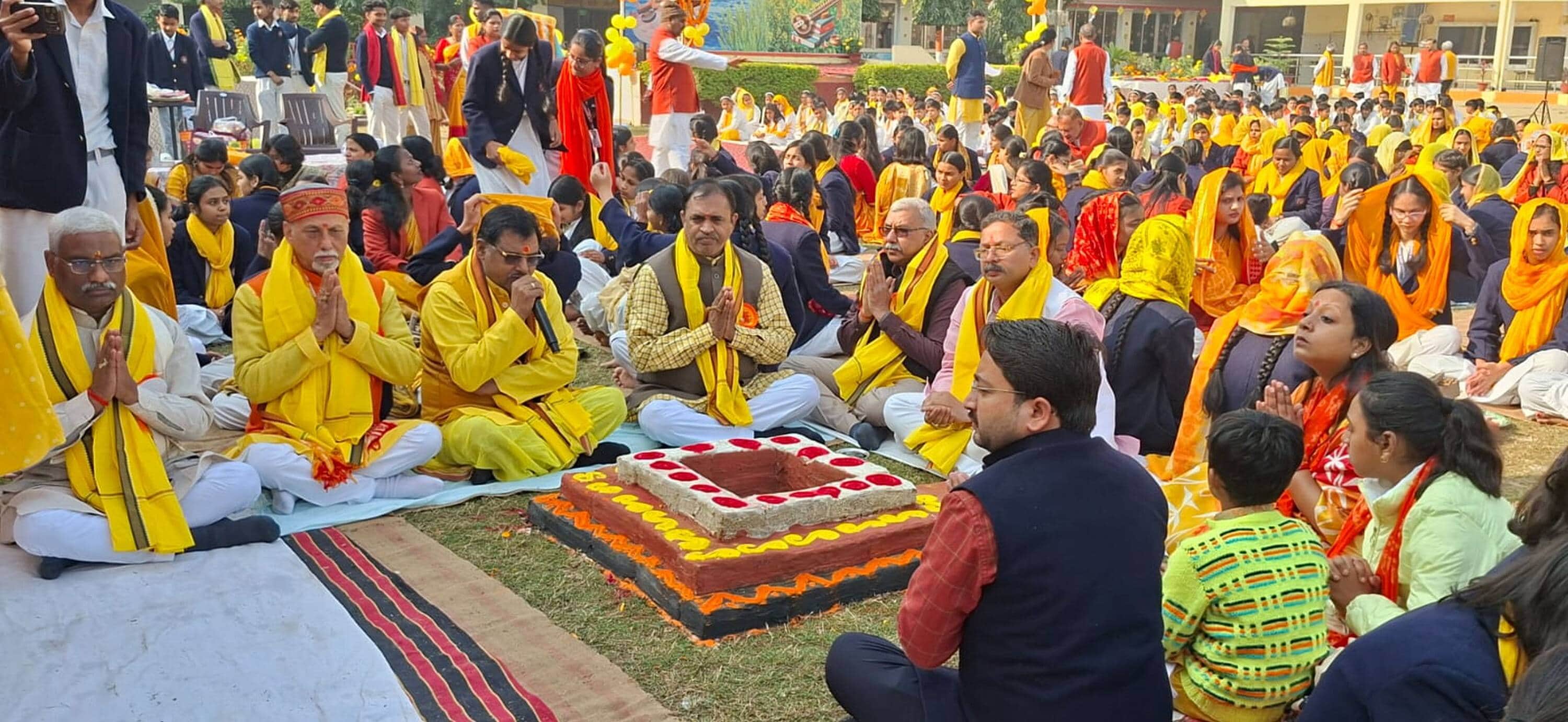 सरस्वती विद्या मंदिर में हवन-पूजन करते अतिथि,विद्यार्थी व अन्य। स्रोत- विद्यालय