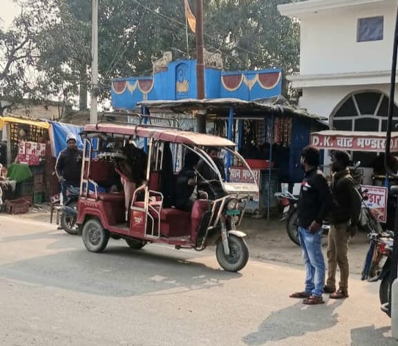E-rickshaw drivers flout the ban and ply on the highway