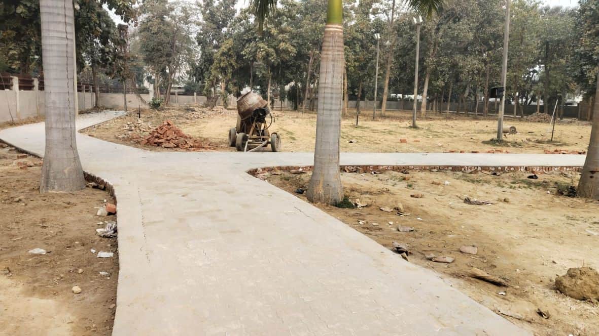 शहर के मजरूह सुल्तानपुरी उद्यान में निर्माणाधीन वॉकिंग पथ।