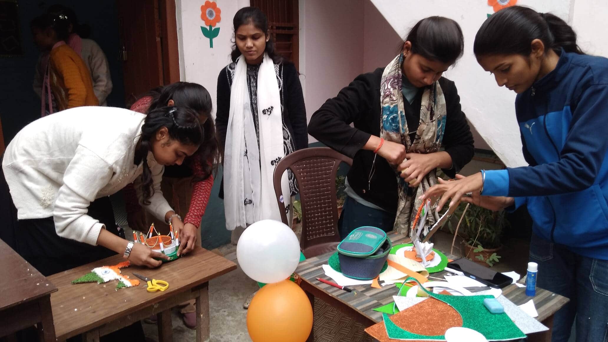 शनिवार को टांडा में आयोजित क्राफ्ट कंपटीशन में शामिल प्रतिभागी।