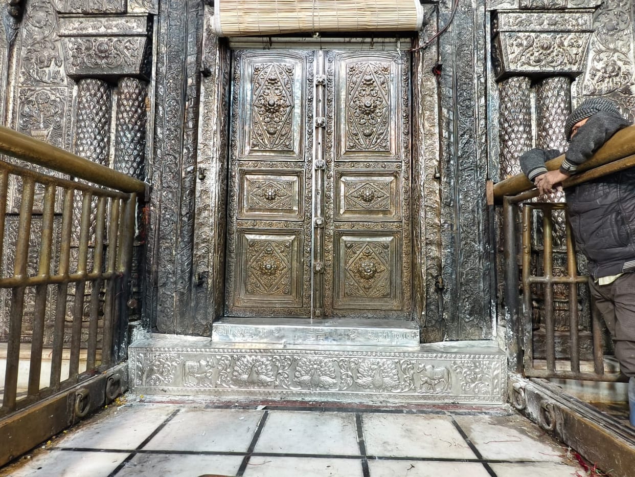 Following a notice from the temple's priests, members of the high-powered committee did not perform the Dehri Pujan (threshold worship) at the Shri Banke Bihari Temple.