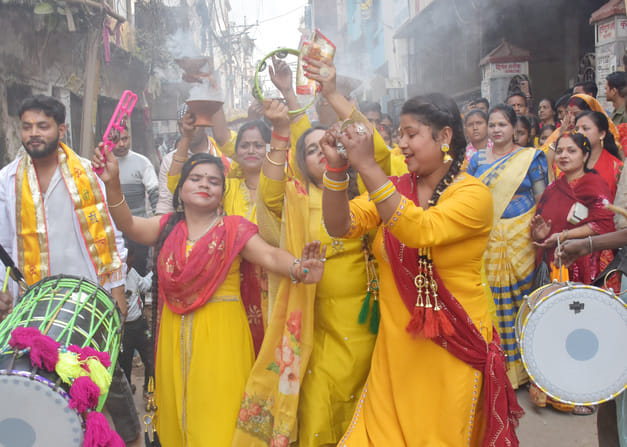 Sai's palanquin procession started with drums and trumpets.