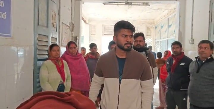 शव के पास रोते बिखलते परिजन