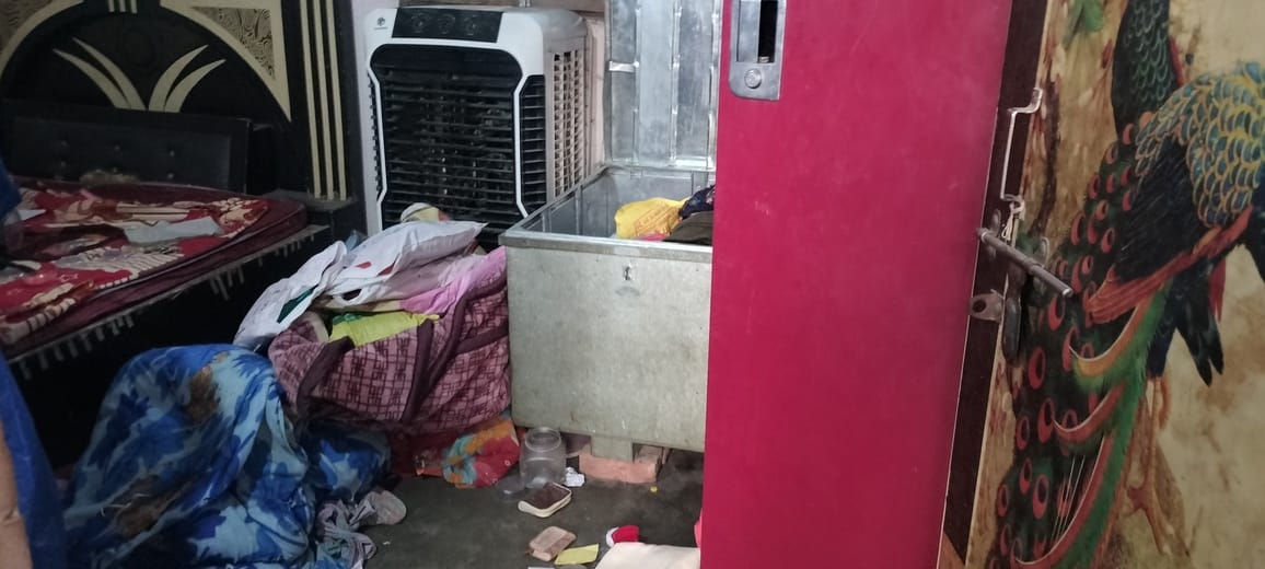 Thieves stole millions from the village head's house, entering through the roof