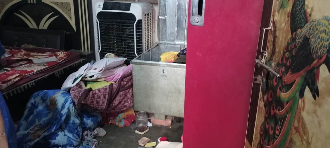 थनईपुर ग्राम प्रधान के मकान के कमरे में टूटी आलमारी व बिखरे सामान। संवाद