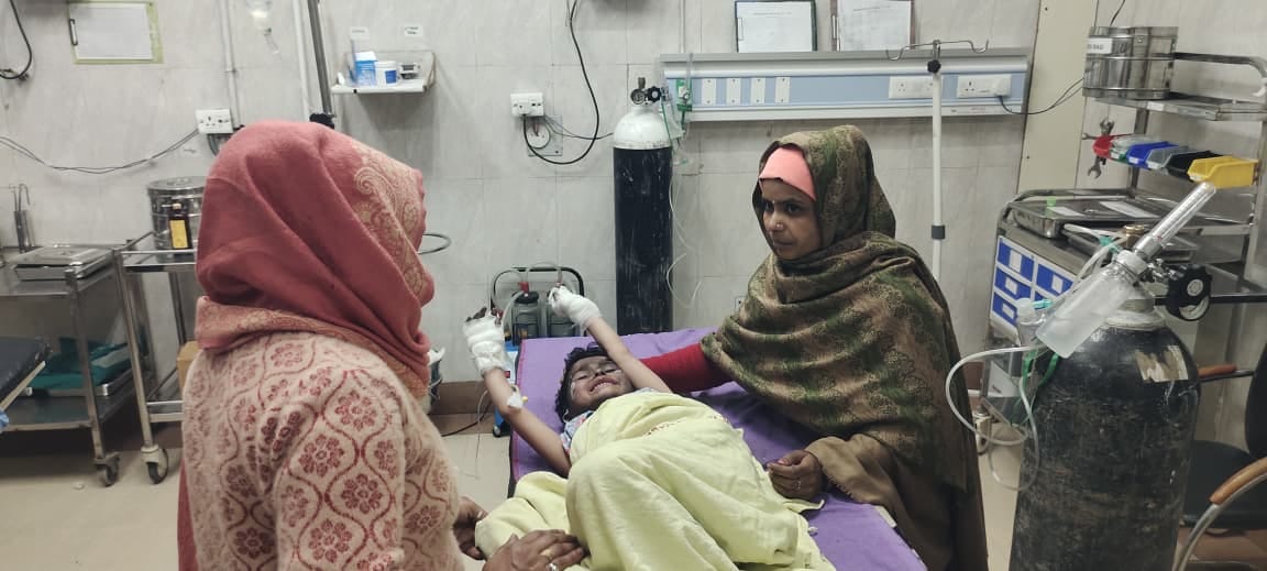 Fire broke out in the house, three innocent siblings were burnt, belongings were also burnt.